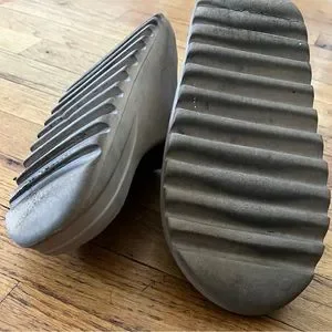 Gently Wore Yeezy Slides Yeezy Slide Size Guide | Crepslocker main image 4